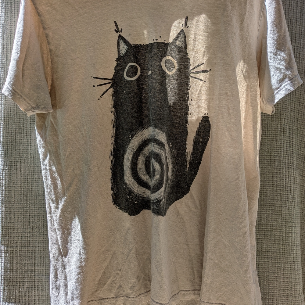 Hot Topic- Guild Of Calamit- Spiral cat Shirt - Picture 2 of 5
